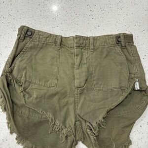 One teaspoon utility green shorts size 25